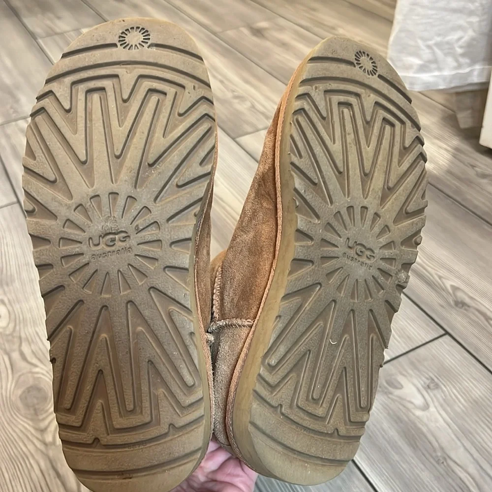 Barely worn authentic Uggs in chestnut - Picture 4 of 6